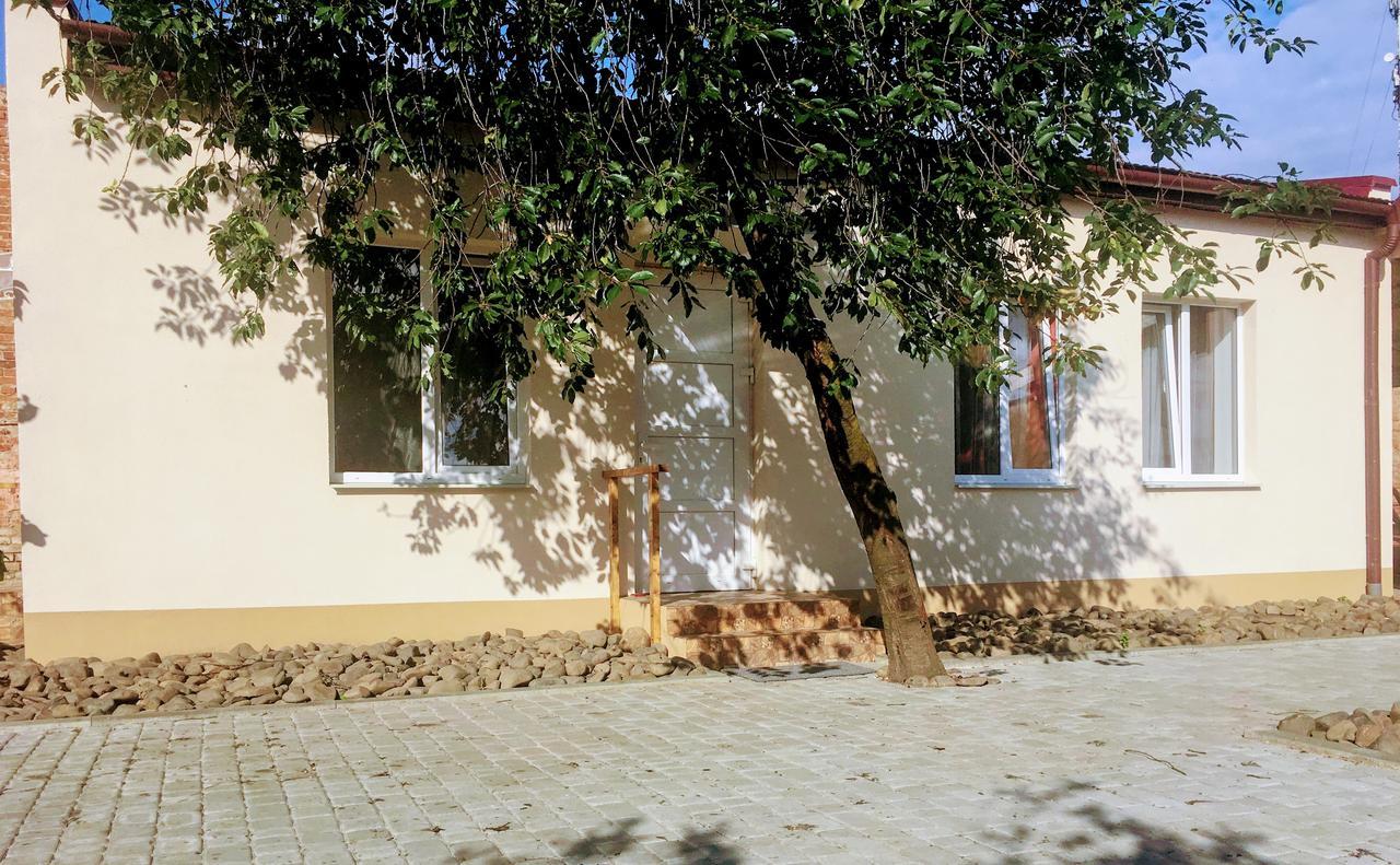 Emilia - Villa & Parking Мукачево Экстерьер фото